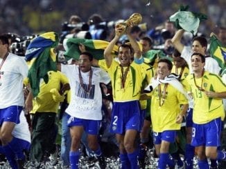 YOKOHAMA - 30 DE JUNHO: Capitão Cafu comemora com a taça após a partida Alemanha x Brasil, Final da Copa do Mundo disputada no Estádio Internacional Yokohama, em Yokohama, Japão, em 30 de junho de 2002. O Brasil venceu por 2-0. (Foto de Alex Livesey / Getty Images)