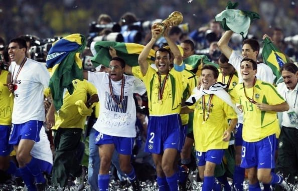 YOKOHAMA - 30 DE JUNHO: Capitão Cafu comemora com a taça após a partida Alemanha x Brasil, Final da Copa do Mundo disputada no Estádio Internacional Yokohama, em Yokohama, Japão, em 30 de junho de 2002. O Brasil venceu por 2-0. (Foto de Alex Livesey / Getty Images)