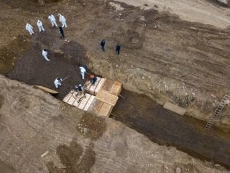 Imagens de drone mostram enterro comunitário de pessoas carentes em Nova York, recordista mundial de casos de COVID-19.