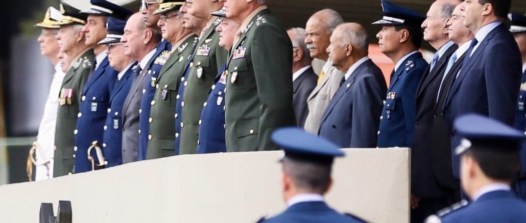 Saída do ministério e acusações de Sérgio Moro contra Jair Bolsonaro enfraquecem relação do presidente com militares, que compõe importante base de sustentação do governo.