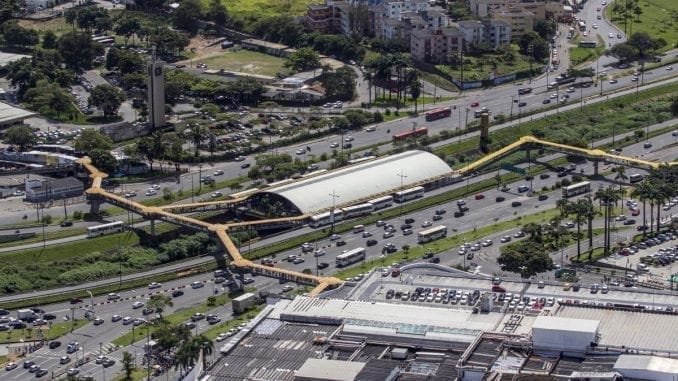 Estação-Iguatemi A partir desta segunda-feira, dia 27/04, está proibido andar sem máscara em carros e ônibus de Salvador. Fiscais vão atuar em barreiras e nas estações de transbordo da cidade contra a disseminação do coronavírus.