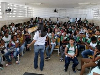 Projeto "Mais e Melhor Educação: em casa" vai beneficiar alunos de Camaçari enquanto durar suspensão de aulas pela pandemia de covid-19.