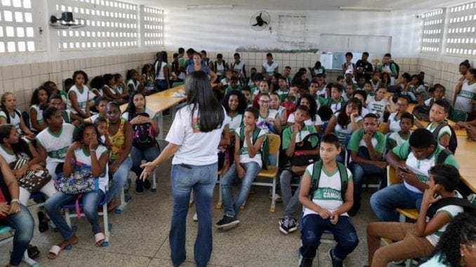 Camçari Alunos Projeto "Mais e Melhor Educação: em casa" vai beneficiar alunos de Camaçari enquanto durar suspensão de aulas pela pandemia de covid-19.