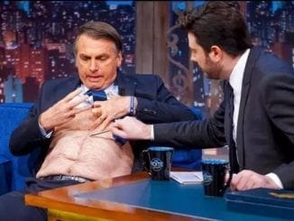 Apresentador do SBT, comediante Danilo Gentili xingou presidente da república Jair Bolsonaro em twitter e ainda concovocou seguidores a chutarem o c*dele.