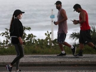 Pessoas andam na praia do Recreio dos Bandeirantes, em meio ao surto da doença por coronavírus (COVID-19), no Rio de Janeiro, Brasil, em 4 de abril de 2020. REUTERS / Sergio Moraes