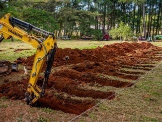 No maior cemitério do Brasil, não é mais possível abrir covas manualmente. Média de enterros aumentou tanto que há congestionamento de carros funerários.