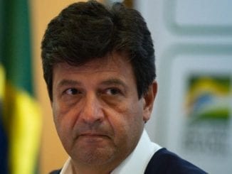 Ex-ministro Mandetta fez duras críticas à presença de militares em cargos chaves da Saúde e diz que governo prioriza lealdade burra e genocida.