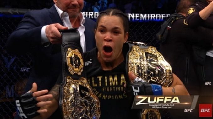 Contra canadense Felicia Spencer hoje, brasileira Amanda Nunes tornou-se a primeira do UFC a defender dois cinturões ao mesmo tempo.