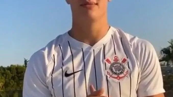 haaland-corinthians Atacante norueguês Haaland causa frisson na torcida do Corinthians ao vestir camisa do clube em vídeo no instagram. Ele já foi alvo de provocação de Neymar.