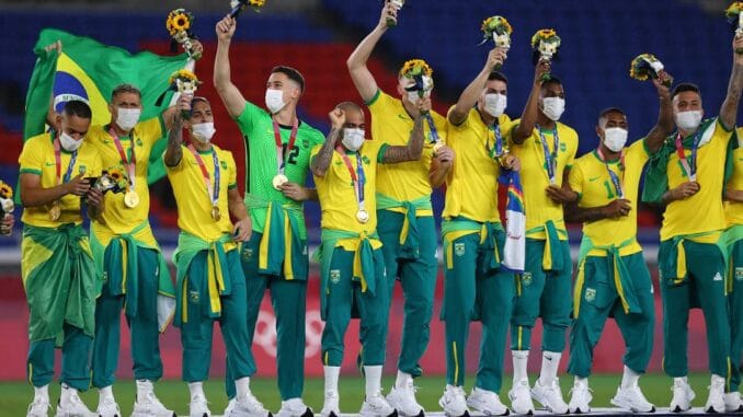 PÓDIO ESSA Casaco amarrado na cintura pode prejudicar futuro do futebol brasileiro