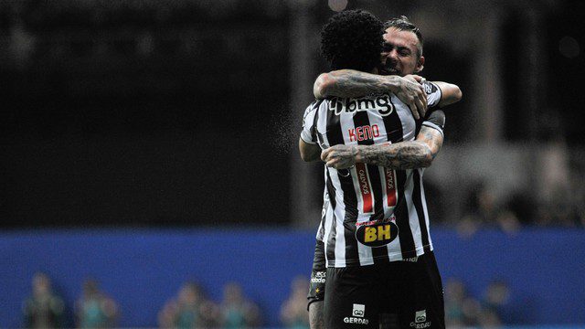 Atlético-MG vira jogo e é campeão brasileiro