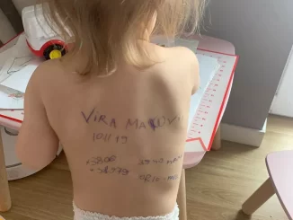 Guerra: mãe escreve informações nas costas da filha