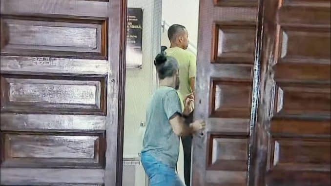 Jogador Robinho é visto entrando no prédio da Polícia Federal em Santos.