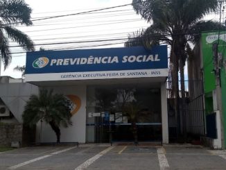 Fachada da agência do INSS localizada na Avenida Getúlio Vargas, em Feira de Santana, com entrada acessível e placa de identificação.