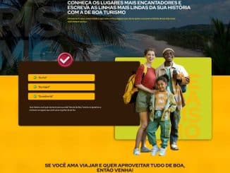 Família feliz com mochilas, pronta para aventura, promovida pela De Boa Turismo, contra paisagem tropical.