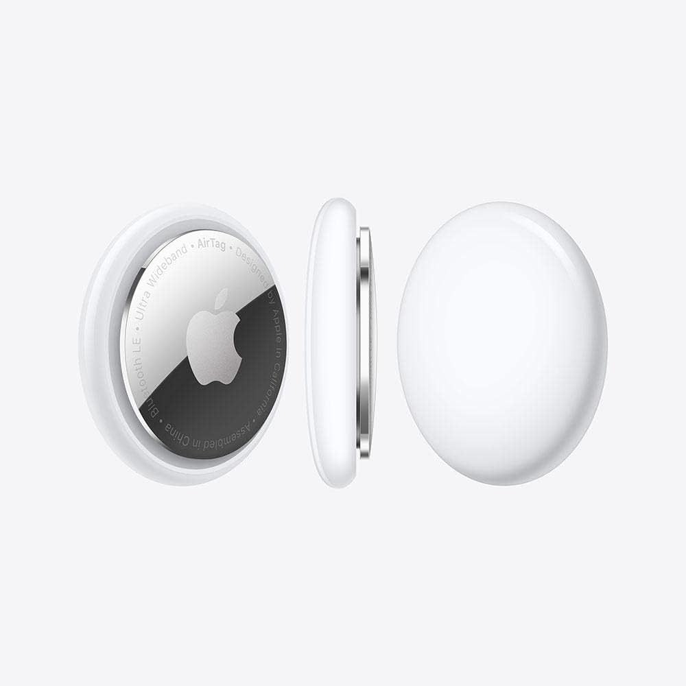 Um AirTag da Apple aberto mostrando a parte frontal com o logo da Apple e a parte traseira com as informações técnicas.