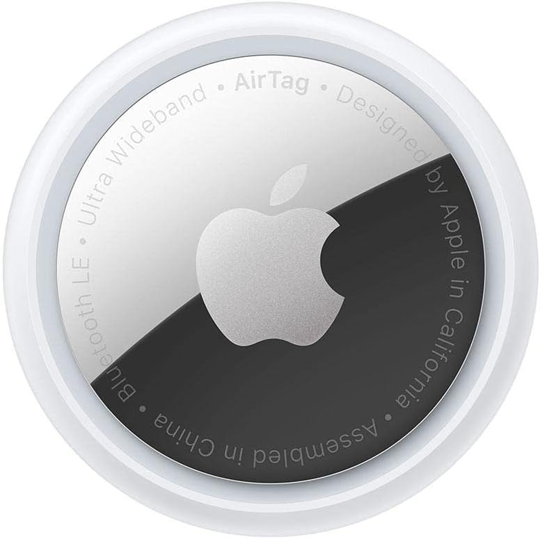 Close-up de um AirTag da Apple, mostrando detalhes do logo e das informações gravadas em sua superfície metálica.