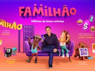 Imagem promocional do Familhão com animação em 3D. Ao centro, apresentador sorridente segurando um smartphone. À sua volta, figuras animadas como um cachorro, um sorvete e uma menina expressam emoções variadas. Textos flutuantes anunciam prêmios de 1 milhão de reais e benefícios como cupons de desconto e conversão de dinheiro em créditos para uso em aplicativos diversos.