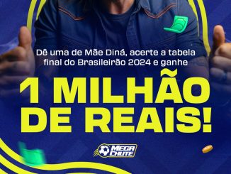 Homem eufórico com os braços levantados em fundo azul com ícones de moedas, chuteira, troféu e escudo de futebol, com o texto 'Dê uma de Mãe Diná, acerte a tabela final do Brasileirão 2024 e ganhe 1 MILHÃO DE REAIS! Mega Chute.'