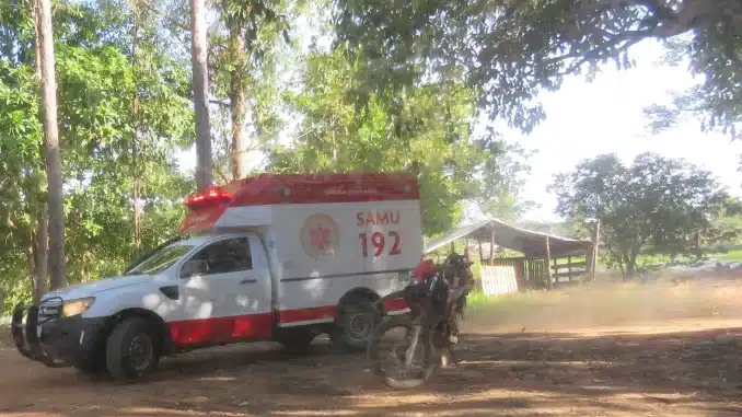 Ambulância do SAMU acelera em estrada rural em direção ao atendimento de emergência.