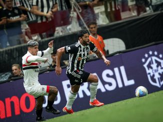 Hulk, jogador do Atlético-MG, em ação durante partida contra o São Paulo, sendo marcado de perto por defensor do time adversário durante as quartas de final da Copa do Brasil.