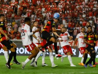 Jogadores do CRB e Sport Recife disputam bola aérea em lance do jogo válido pela Série B do Campeonato Brasileiro no estádio Rei Pelé.