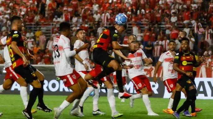 Disputa aérea intensa entre CRB e Sport no Rei Pelé pela Série B Jogadores do CRB e Sport Recife disputam bola aérea em lance do jogo válido pela Série B do Campeonato Brasileiro no estádio Rei Pelé.