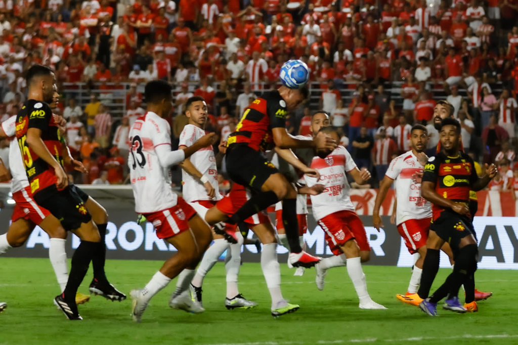 Jogadores do CRB e Sport Recife disputam bola aérea em lance do jogo válido pela Série B do Campeonato Brasileiro no estádio Rei Pelé.