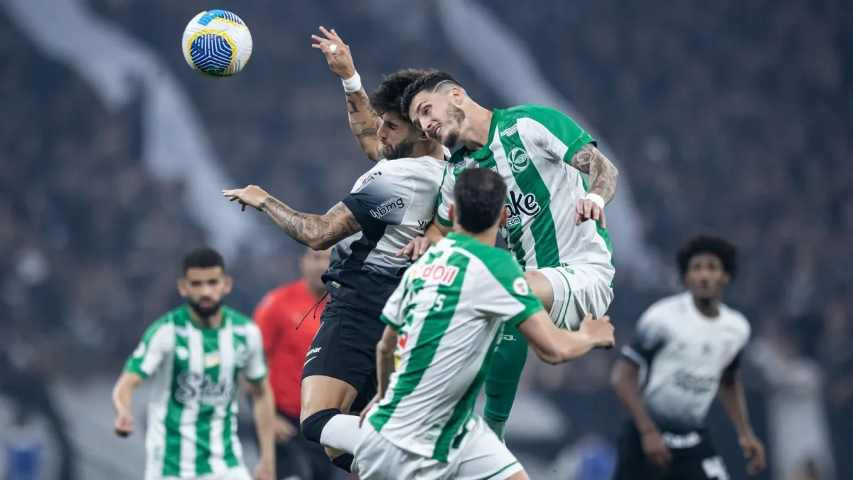 Jogadores de Corinthians e Juventude disputam uma bola aérea em partida das quartas de final da Copa do Brasil.