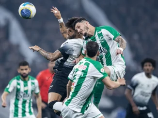 Jogadores de Corinthians e Juventude disputam uma bola aérea em partida das quartas de final da Copa do Brasil.