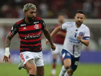 Gabigol, jogador do Flamengo, disputa bola com Everton Ribeiro, do Bahia, em partida válida pelo Campeonato Brasileiro 2024.