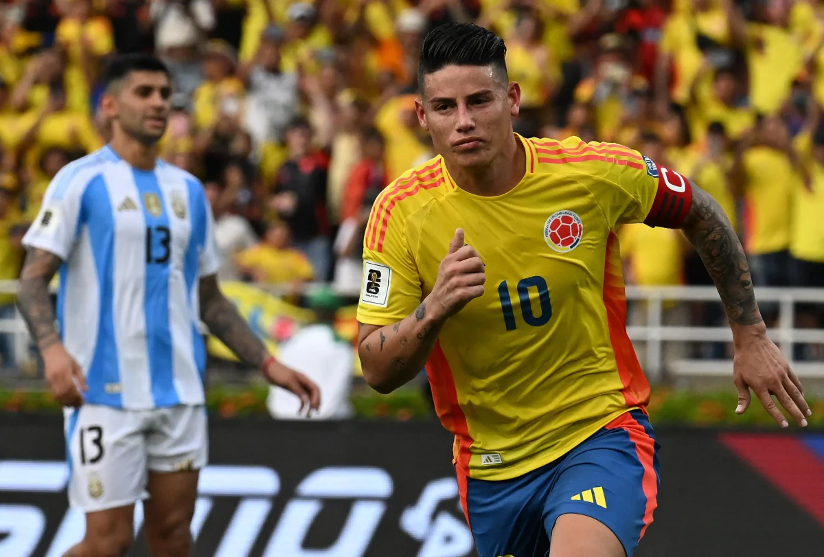 James Rodríguez, da Colômbia, comemora após marcar um gol contra a Argentina durante partida das Eliminatórias da Copa do Mundo, enquanto Cristian Romero observa ao fundo.