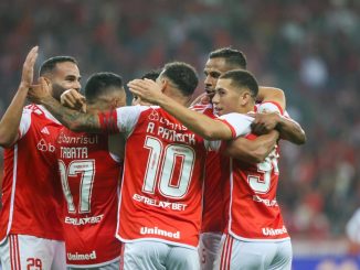 Jogadores do Internacional comemoram gol durante a partida no Beira-Rio, válida pela Série A do Campeonato Brasileiro.