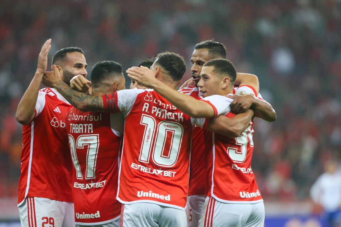 Jogadores do Internacional comemoram gol durante a partida no Beira-Rio, válida pela Série A do Campeonato Brasileiro.