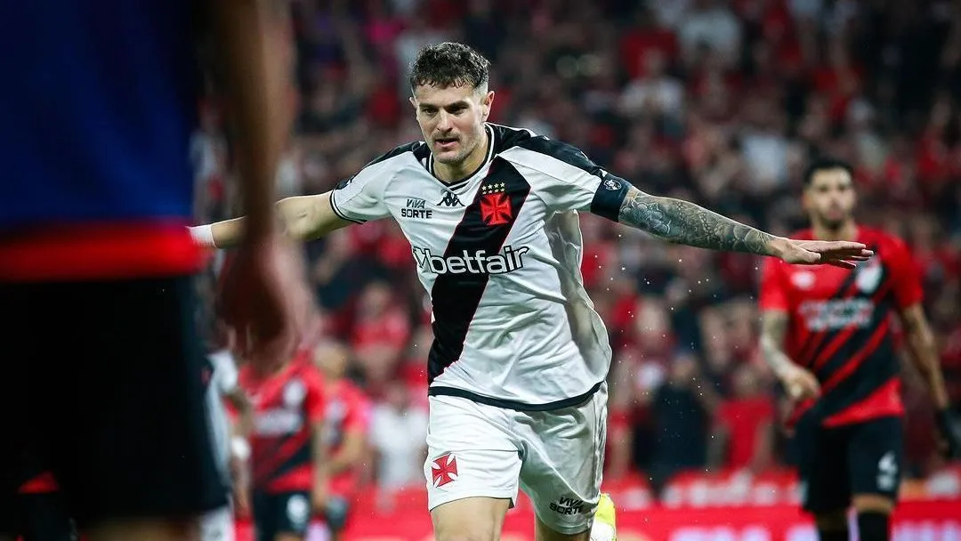 Pablo Vegetti, jogador do Vasco da Gama, comemora gol contra o Athletico-PR nas quartas de final da Copa do Brasil.