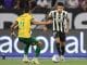 Jogador do Botafogo dribla marcador do Cuiabá durante partida no Brasileirão 2024.