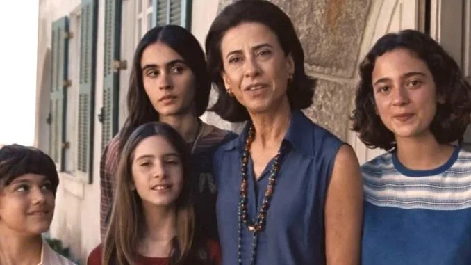 Cena de Ainda Estou Aqui A luta por justiça na ditadura Cena do filme Ainda Estou Aqui com a protagonista e quatro crianças em um cenário residencial.