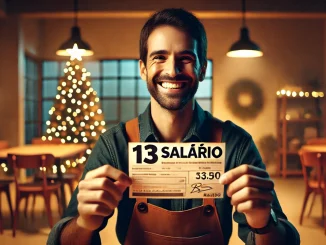 Homem segurando um comprovante de pagamento do décimo terceiro salário, sorrindo em um ambiente de escritório decorado para o fim de ano.