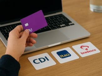Pessoa segura cartão roxo do Nubank acima de mesa com laptop e logos de CDI, Itaú e Bradesco em destaque.