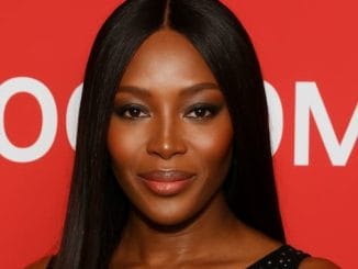 Naomi Campbell sorrindo em evento de moda em São Paulo