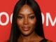 Naomi Campbell sorrindo em evento de moda em São Paulo