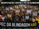 Multidão de manifestantes com faixas e cartazes em protestos contra a PEC da Blindagem