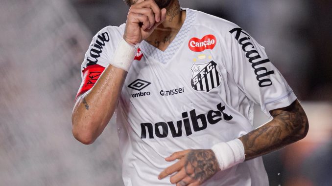 Neymar Jr. com a camisa do Santos FC fazendo sinal de silêncio Neymar Jr. veste camisa branca do Santos FC e faz gesto de silêncio com o dedo indicador nos lábios.