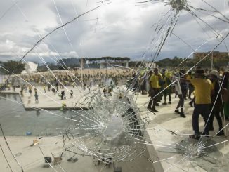 Vista externa de prédios públicos em Brasília com sinais de depredação.