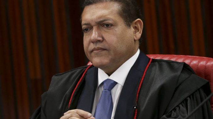 Visão geral da bancada de ministros do TSE durante uma sessão de julgamento oficial. Visão geral da bancada de ministros do TSE durante uma sessão de julgamento oficial.