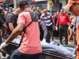 Policiais militares em operação em comunidade do Rio de Janeiro.
