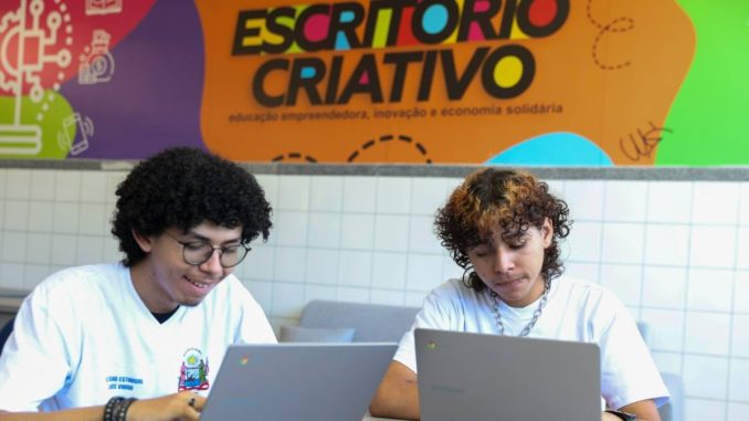 Estudantes sentados em salas de aula realizando atividades sob supervisão. Estudantes sentados em salas de aula realizando atividades sob supervisão.