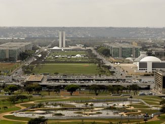 Servidor público em ambiente de escritório, representando a dedicação ao serviço estatal.