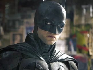 Logotipo do Batman em azul visto nos bastidores da produção