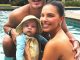 Mariana Rios segura seu filho Palo no colo, ambos em um momento de carinho.